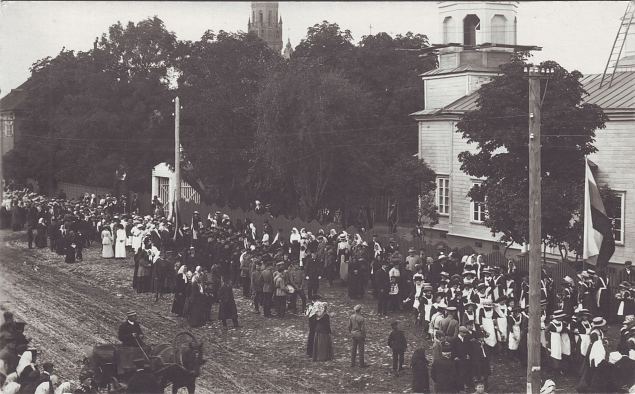 Rahvahulk Viljandi õigeusu kiriku ees Vaksali tänava alguses. 