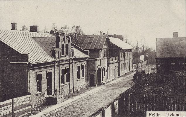Eha tänav, keskel saksa käsitööliste seltsi hoone. 